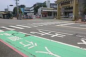 台南實體人行道難推　學生被迫走車道