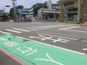 台南實體人行道難推　學生被迫走車道