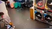 好噁！自助洗衣店當試衣間　婦人當場換穿別人的黃色男內褲