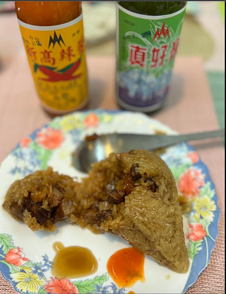 前立委高嘉瑜在臉書問網友「南部粽VS.北部粽,大家喜歡哪一種?」還貼出肉粽「靈魂配角」醬料,意外引發網友湧入留言論戰。圖/取自高嘉瑜臉書