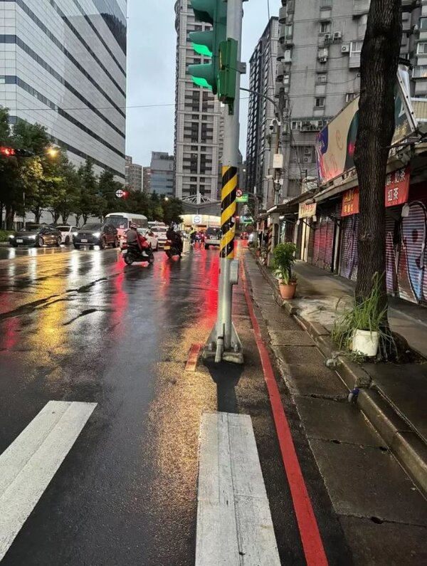 在新北新店裕隆城、HTC總部附近卻出現「會走路的紅綠燈」，一不小心就可能撞上，引發民眾憂心。圖／取自「路上觀察學院」臉書社團