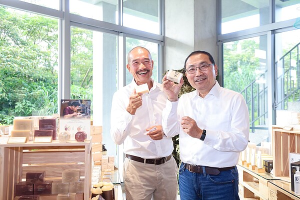 天然草藥肥皂品牌「阿原YUAN」創立者-阿原工作室股份有限公司,8日舉行「北海明珠地方創生基地」開幕儀式。圖/新北市經發局提供