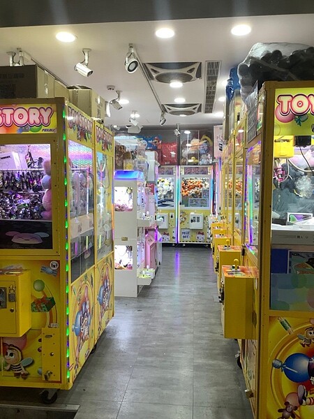 住宅區夾娃娃機店家夜間營業聲響易成周邊居民的擾寧噪音。圖/台北市環保局提供