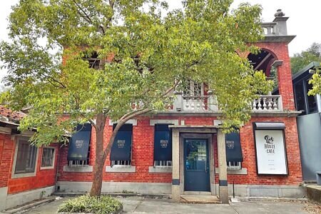 
桃園市中壢紅樓去年險遭拆除，桃園市文化局立刻啟動暫定古蹟程序，今年初經文資審議會決議指定為市定古蹟，市府也展開修法，擬以都發基金買古蹟，解決卡關問題。（蔡依珍攝）
