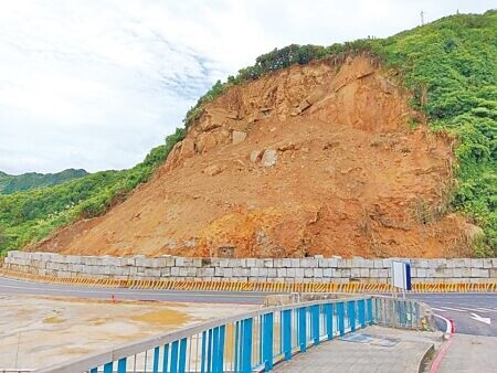 
基隆市北寧路3日發生嚴重走山，造成濱海公路雙向中斷，經公路局連日清理土石，在10日下午2時通車。（張志康攝）
