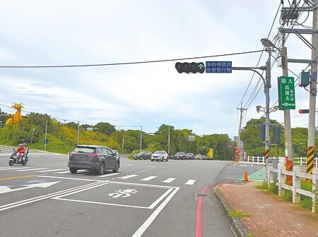 苗栗聯合大學二坪山校區前尖豐路(台13線)與聯大路口,常有學生反映交通動線繁雜,導致車禍事故頻傳,縣議員陳光軒接獲陳情,邀相關單位會勘,決定從10日起3個月試辦不強制兩段式左轉。(李京昇攝)