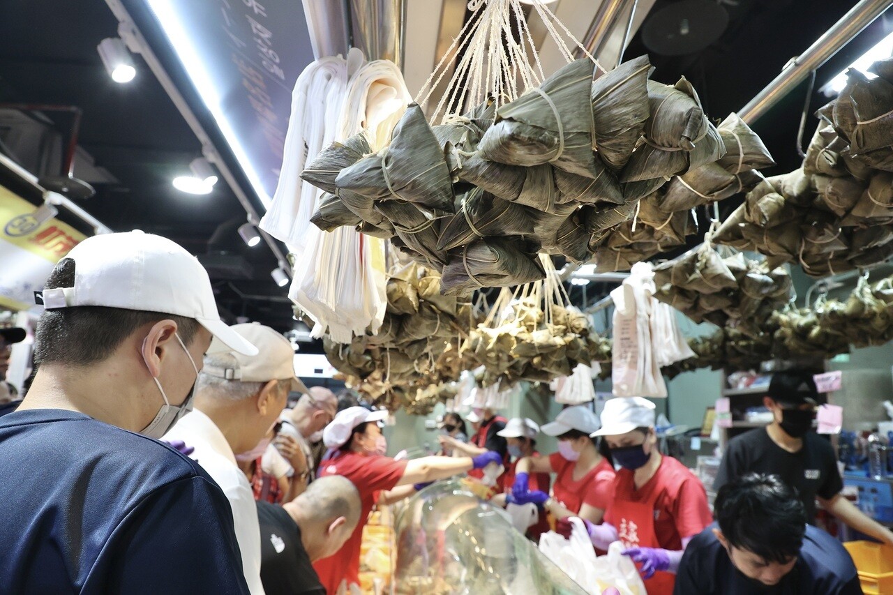 端節連假，台北的南門市場內外洋溢著濃厚的節日氣氛，攤位上擺滿了各式各樣的肉粽。記者林伯東／攝影 