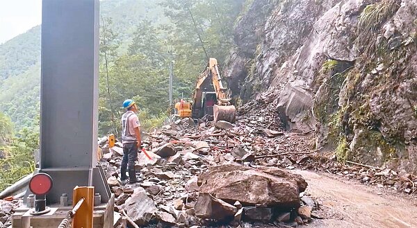 花蓮地震與餘震不斷，加上近期山區降雨，中橫便道落石、坍方多，原本7日才剛搶通，前天17.3K處又有落石封閉，10日下午清除完畢。圖／公路局谷關工務段提供

