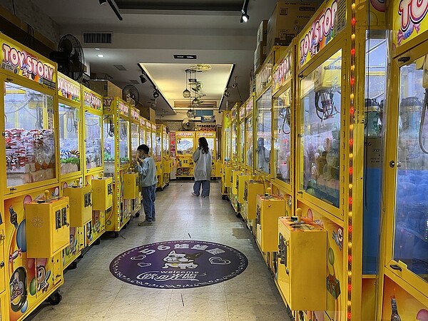 新北市府去年9月起實施「新北市自助選物販賣事業管理自治條例」,住宅區營業的業者,須申請夜間營業計畫晚上10點後才能營業。本報資料照片