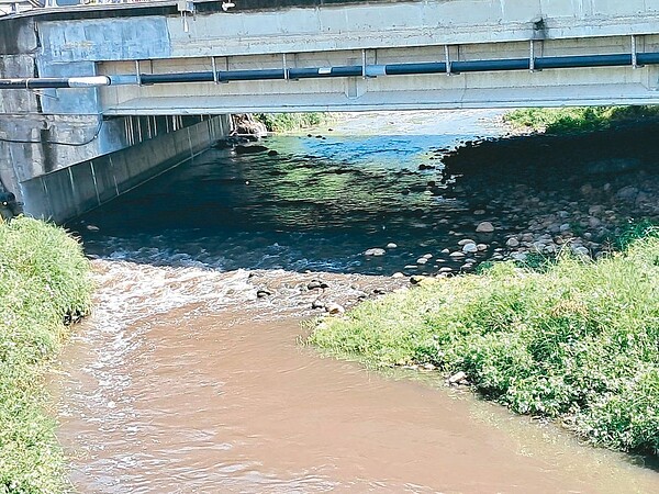 桃園市環保局首創「AI環境汙染辨識系統」，不過民代指龜山區南崁溪上游汙染情況仍未改善，認為AI系統準確率要再精進。圖／議員李宗豪提供
