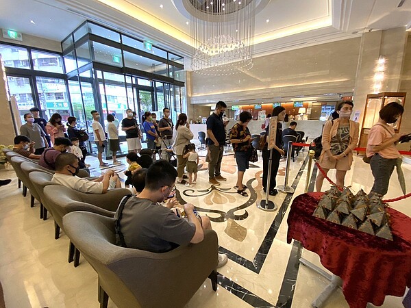 台中市茂盛醫院在該院台中、板橋兩院分送1千顆「好孕包中(粽)」給備孕中的夫婦。圖/茂盛醫院提供