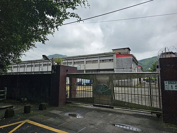 法務部北部大型贓物庫位在深坑鬧區旁,地方民眾都盼能遷移,新北捷運局也希望藉該公有地創造輕軌更大效益,目前法務部已經鬆口尋找新地點或看如何共同開發。圖/聯合報記者李成蔭攝影