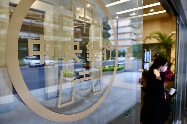 中央銀行將於本周四召開理監事會,市場聚焦總裁楊金龍是否再祭第六波房市管制措施。 圖/聯合報系資料照片