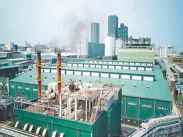 桃園觀音工業區工廠林立,加上廠商偷排廢水,長期帶來空氣及水汙染。圖/前桃園市議員吳宗憲提供