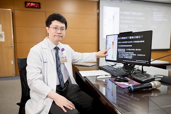 民眾擔心遺傳惡疾要求做基因定序日增,不過成大醫院基因醫學部主治醫師林伯昱提醒大家,基因定序非萬靈丹。圖/林伯昱提供