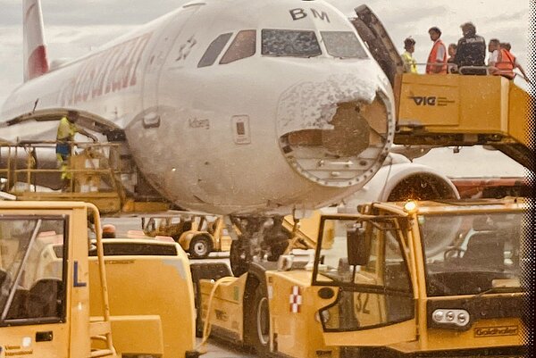 奧地利航空一架空中巴士A320客機9日降落前20分鐘遭遇雷暴,冰雹造成機鼻嚴重毀損,駕駛艙前玻璃破裂。取自X