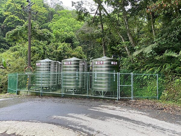 竹崙里新設30噸水塔2座、10噸水塔2座為民眾儲備民生用水。圖／新北市水利局提供