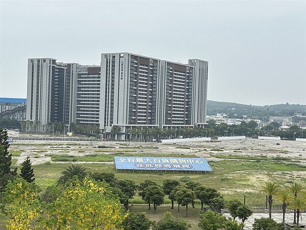 「高鐵娛樂購物城」地點就坐落於烏日高鐵站旁、三鐵共構出入口。記者宋健生/攝影