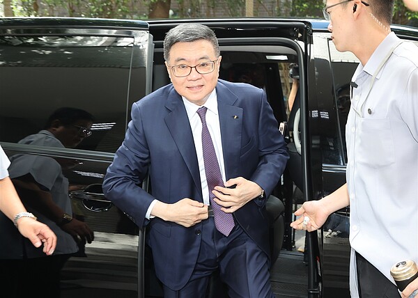 行政院長卓榮泰(中)上午前往立法院備詢,針對行政院對立法院會三讀修正通過立法院職權行使法、刑法部分條文等案提出覆議,行政院長卓榮泰上午在受訪時表示完全依照程序並會顧及民意的反應和委員清楚表達行政院的立場。記者曾學仁/攝影