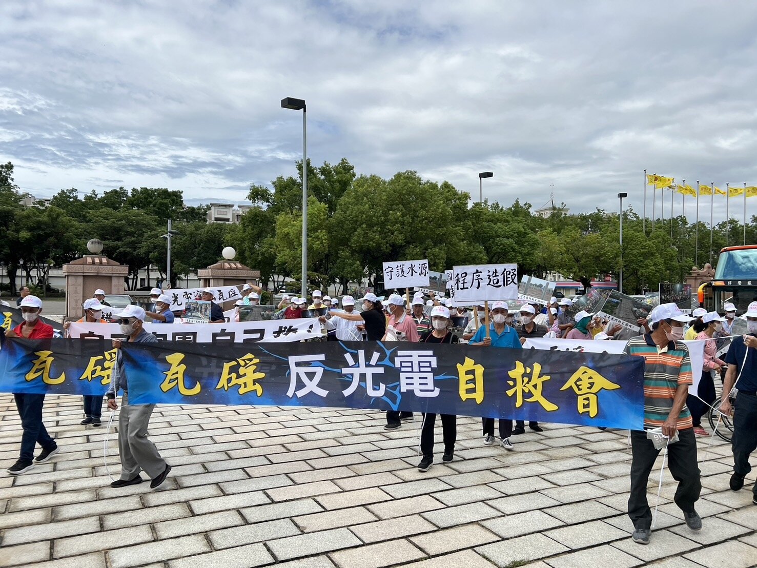 雲林縣元長鄉瓦磘反光電自救會今到雲林縣議會陳情,表達捍衛家園的決心,要求光電業者撤出村莊。記者陳雅玲/攝影