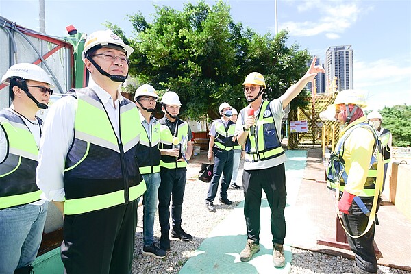 張善政視察「機場捷運A7站區開發案區外道路新闢工程」防墜措施。圖/桃園市政府提供