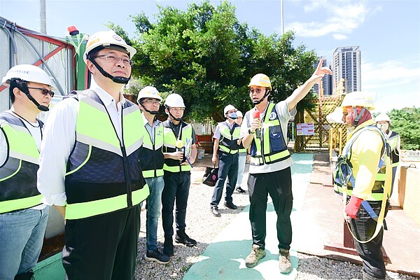 張善政視察「機場捷運A7站區開發案區外道路新闢工程」防墜措施。圖／桃園市政府提供