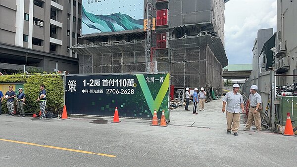 台中市西屯區一處工地在11日中午傳出工安意外，一名工人跌落頭顱破裂身亡。圖／讀者提供
