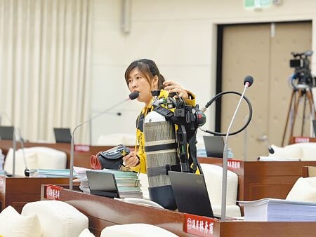 
新竹市議員蔡惠婷表示，新竹市消防局長李世恭在媒體上說氣瓶氣量足夠，消防員爬上28樓沒問題，引起基層反彈，因等同於單程車票，有去無回。（王惠慧攝）
