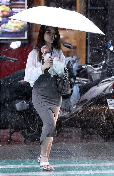 至下周二為止滯留鋒持續在北部海面徘徊。西南部不定時有局部降雨的機率，午後局部性強對流發展，常伴隨劇烈天氣如雷擊、強風、瞬間大雨，對流胞亦偶有延續至夜間的現象。圖／聯合報系資料照片