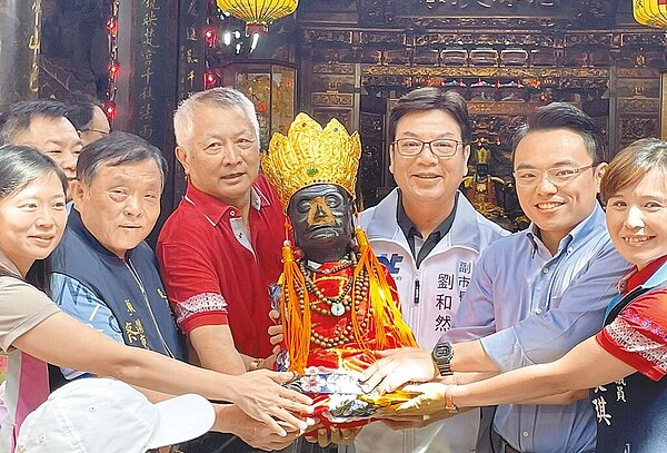 新北市副市長劉和然(右三)11日赴淡水清水巖祖師廟,與地方恭請祖師起駕。(新北市民政局提供/呂健豪新北傳真)