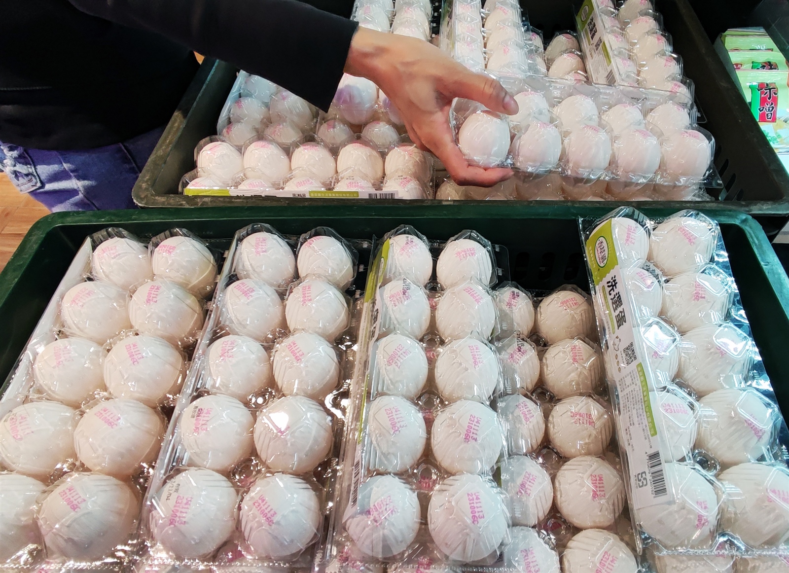 本週雞蛋產地價和批發價再跌3元，每斤分別來到27.5和37元，蛋價連5降續創近2年來新低。本報資料照 