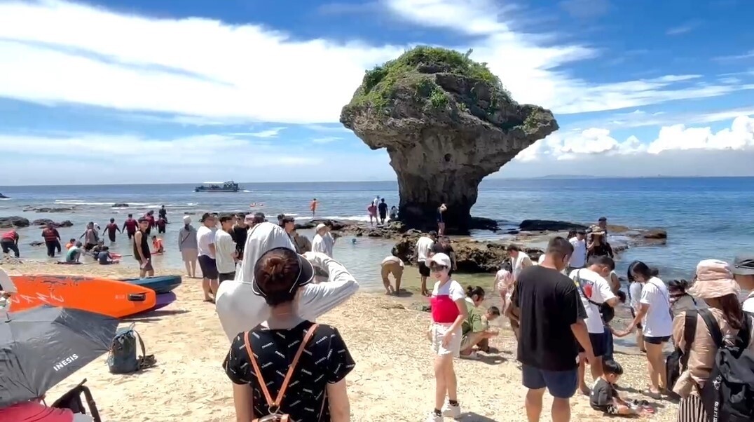 屏東縣琉球鄉海域資源因人為遊憩壓力逐漸衰退，7月1日率離島之先，在3區潮間帶收取每人60元觀光保育費。記者潘欣中／攝影 