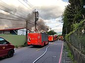 文山區居民注意！新店烤漆廠大火濃煙飄散　異味傳北市