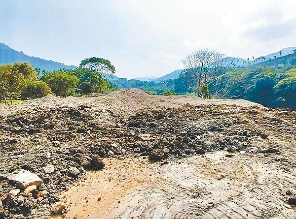 阮姓男子租國姓鄉國姓段烏溪旁的公有河川地，假耕種真傾倒，去年10月提供7家業者傾倒廢土，短短2周傾倒約2700噸廢土，廢土還摻有廢鐵、塑膠等廢棄物。圖／南投縣政府提供