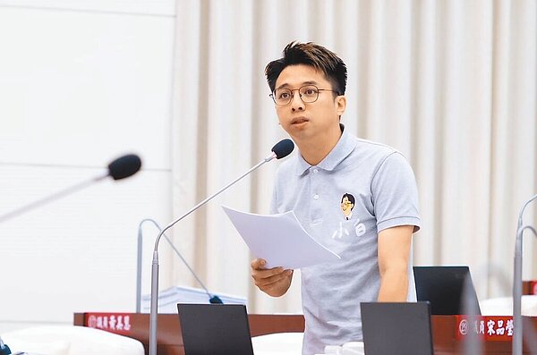 新竹縣新豐垃圾掩埋場今年4月發生火警，導致新竹市南寮、香山地區空汙惡臭，市議員劉康彥11日質詢建議市長高虹安減少竹縣垃圾代燒量，從每日100噸減為5噸，直到徹底減少掩埋場堆置垃圾，雙方再談恢復代燒。圖／劉康彥提供