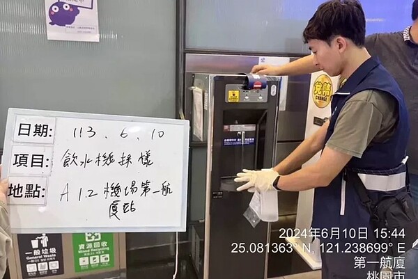 桃園大眾捷運股份有限公司委請桃園市環保局協助機場捷運沿線飲水機採樣送檢。圖/桃園市大眾捷運股份有限公司提供