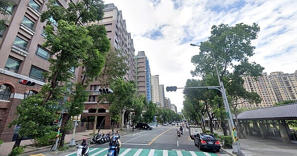 李柏志店長指出，原本是福容飯店後來改為住宅的案子，位於大學路上，2房因較低總價，受到非常多首購族與小家庭青睞。圖／google map