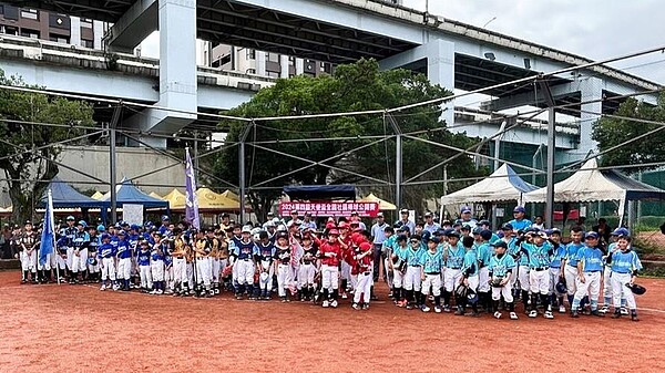 6月1日「第四屆天使盃全國社區棒球公開賽」吸引全台各地社區、學校隊伍參加，包括來自台北台中等地，共有30支棒球隊伍在溪州河濱公園熱血開打。