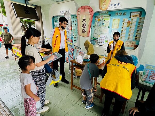 永慶房屋響應愛心園遊會,贊助16頂帳篷外,也舉行趣味遊戲,陪伴大小朋友,留下美好回憶。