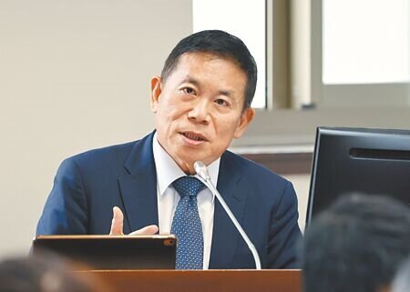 
國發會主委劉鏡清12日在立法院經濟委員會專案報告「深化AI生態系、充實AI人才與產業AI化，促動台灣產業數位轉型」。（姚志平攝）
