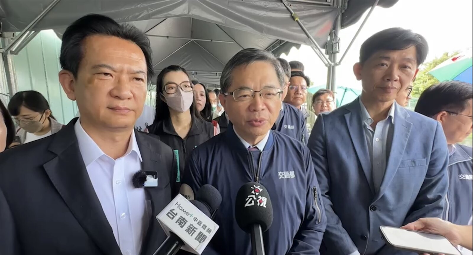 針對台南永康鐵路立體化推動牛步,立委林俊憲(左)昨邀集交通部長李孟諺(中)及立法院交通委員會前往會勘,李孟諺也允諾加速辦理。記者萬于甄/攝影