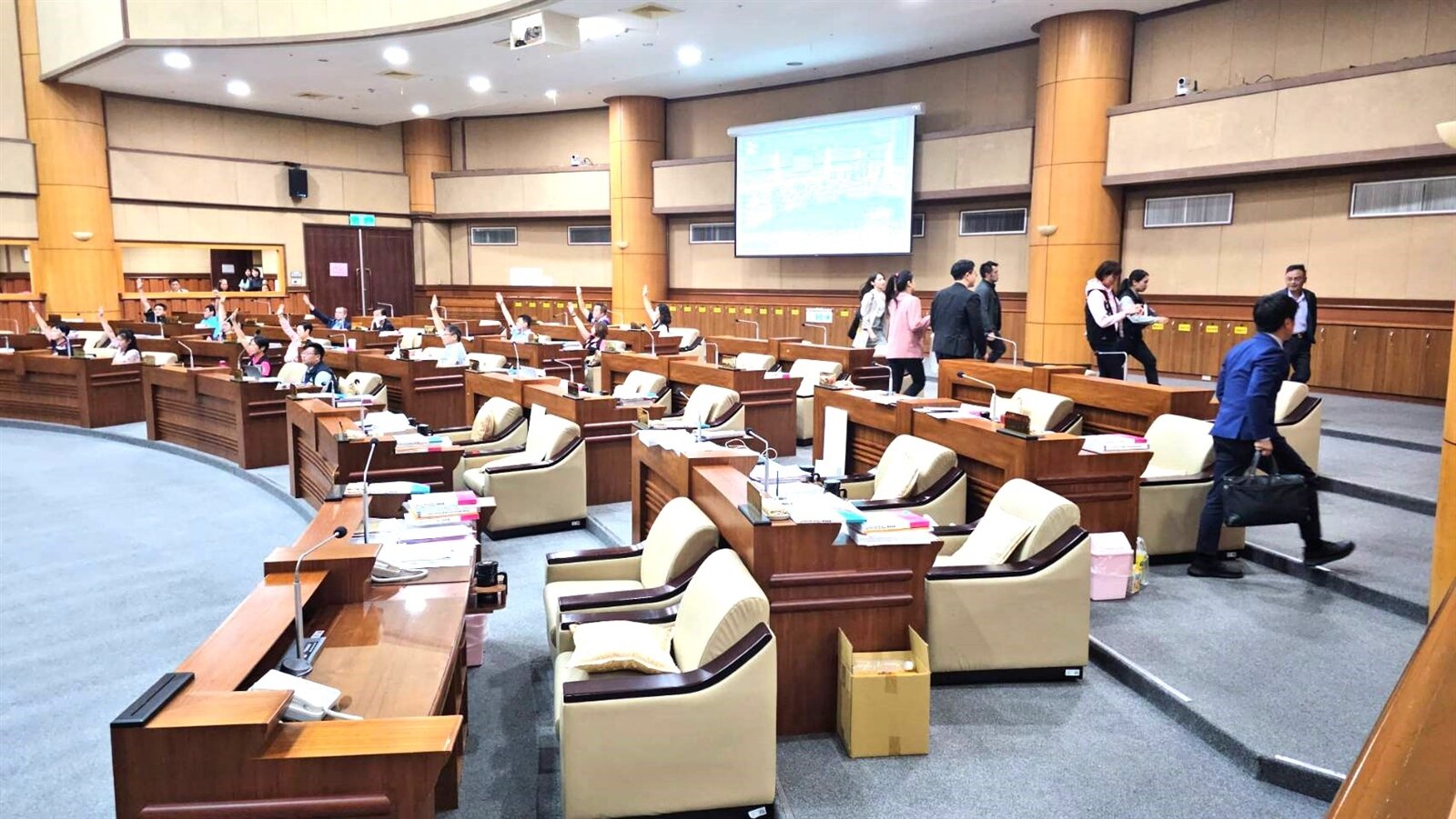 免公益、汰舊2.0版方案,5億電動車預算藍綠吵翻,最後表決通過預算,綠退席抗議。記者游明煌/攝影