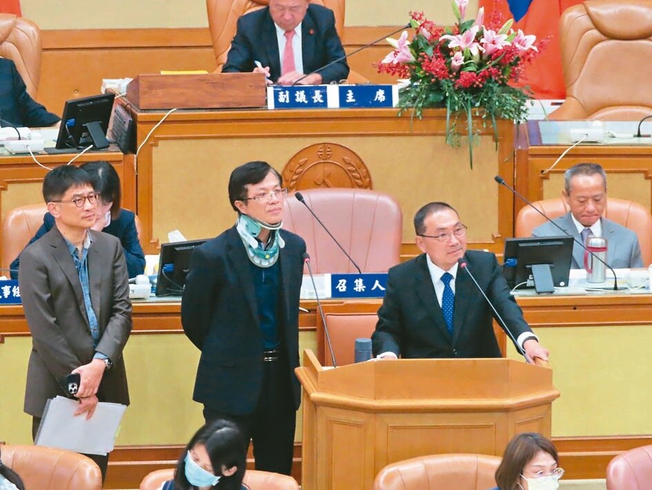 新北市長侯友宜(右)表示,果菜市場放哪邊對新北好,才是重點。記者葉德正/攝影