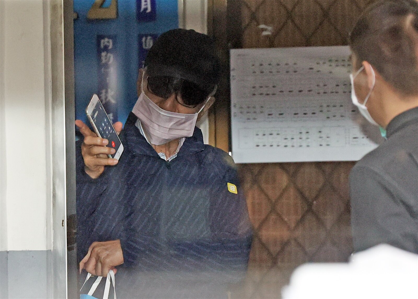 新光人壽前董事長吳東進（左）涉證券交易法、保險法特別背信罪，新北地檢署昨令一億元交保，他走出新北檢時看到大批媒體，一度走回法警室。記者杜建重／攝影 