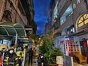 疑電池充電爆炸！土城凌晨公寓起火　1家5口3人罹難