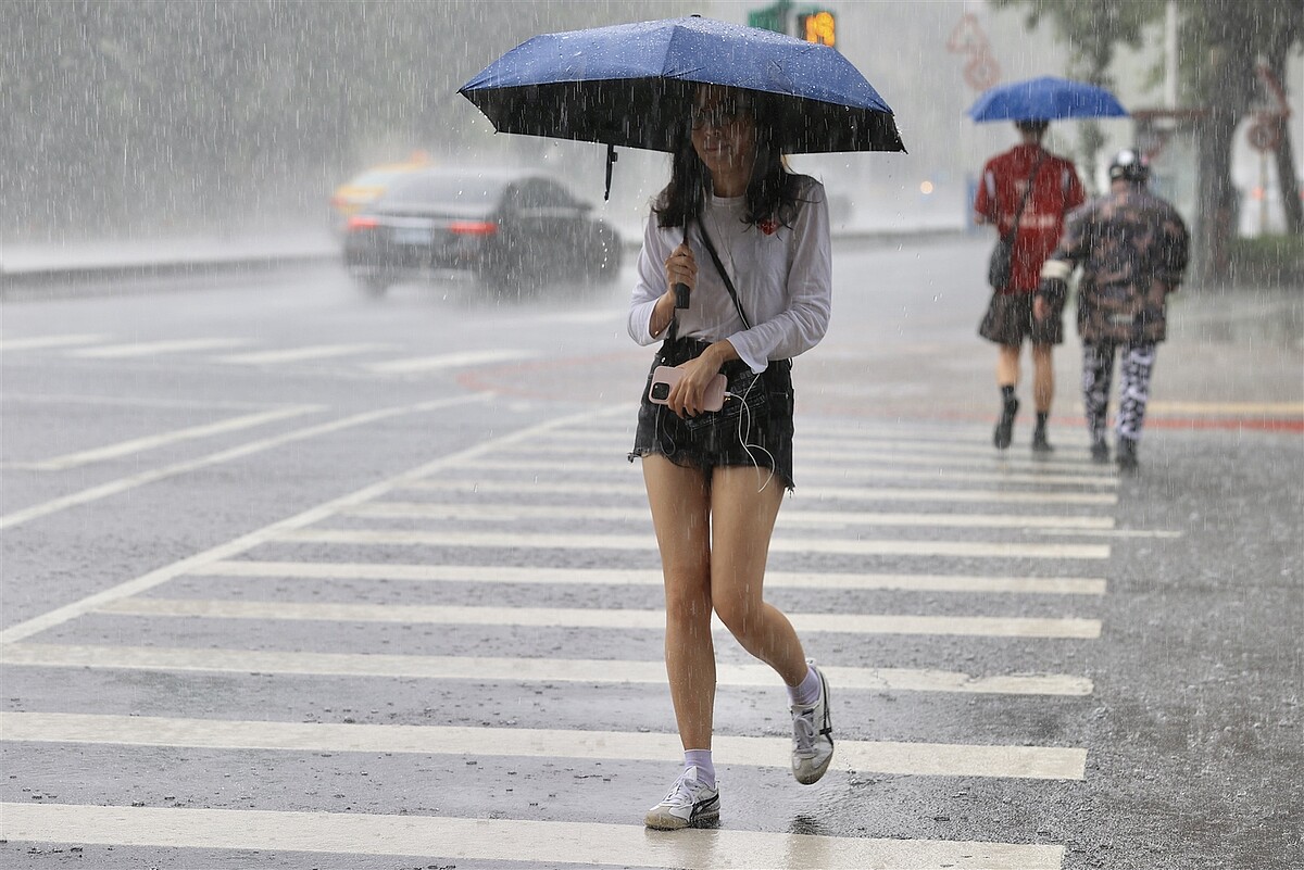 西南風持續帶來相當潮濕水氣，中、南部地區天氣不穩定，這種不穩定的天氣，預計還有2天。圖／聯合報資料照片