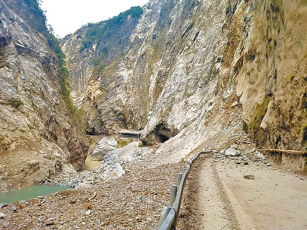台8線中橫公路東段邊坡震後持續不穩，174.8公里錐麓隧道東口12日清晨突然大規模坍方，預計13日中午才能搶通。（公路局東區養護工程分局提供／羅亦晽花蓮傳真）