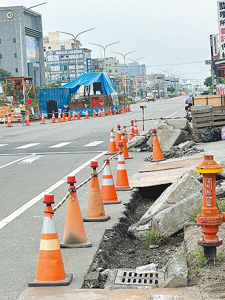 嘉義縣議員簡嘉億質疑,台1線工程單位未做好事先協調,才出現3個工程同時進場施工,導致部分路段車道限縮,一到尖鋒時段就大塞車,甚至車禍頻傳。(簡嘉億提供/呂妍庭嘉義傳真)