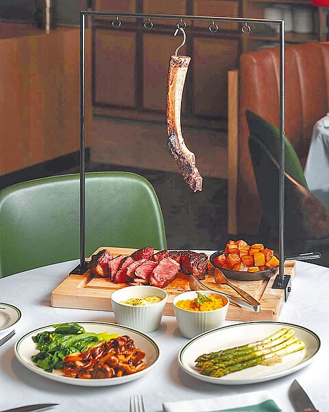 巴菲特必點的乾式熟成帶骨紐約客牛排,其濃郁肉香與帶勁口感深受美國人的喜愛;乾式熟成帶骨肋眼牛排,油花豐富、肉質軟嫩則是台灣人的最愛。圖/業者提供