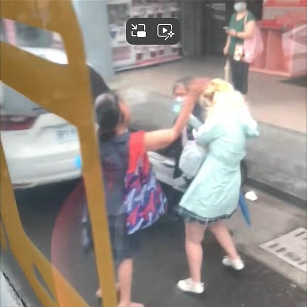 台中1名女大生11日7時05分在霧峰區中興內新街口公車站等公車,竟遭1名下車婦人對她連呼7個巴掌還扯髮。(翻攝自DCARD論壇)